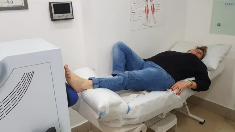 מטופלת בטיפול גלי הלם בעקב במכשיר נייח בקליניקת מעיינות