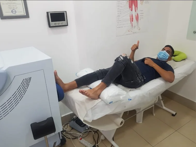 מטופל בטיפול גלי הלם בכף הרגל ובעקב, מסמן אגודל למעלה